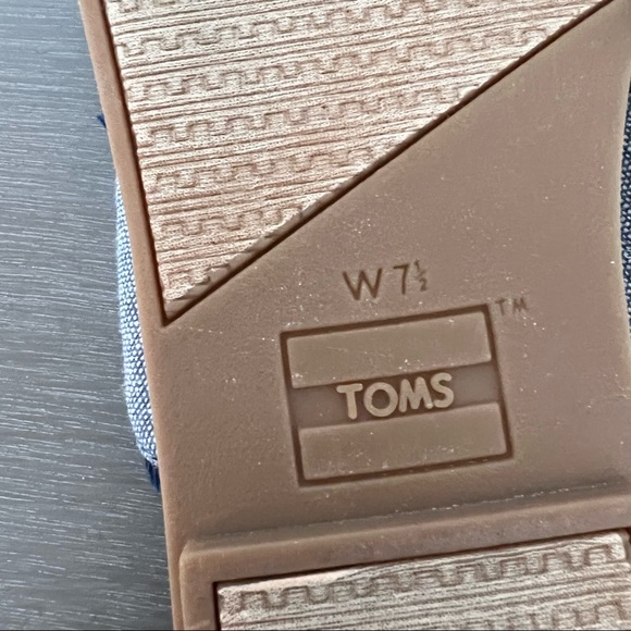 TOMS Viv Fringe Flat Sandals - Picture 7 of 7